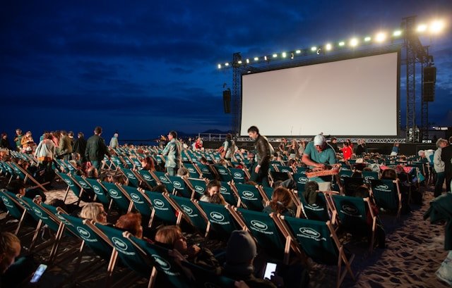 Setting Up Your Outdoor Cinema in the Park